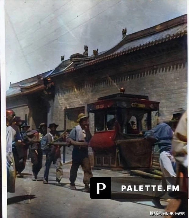 Vào ngày thành hôn, chú rể đem kiệu hoa tới rước cô dâu "về dinh".