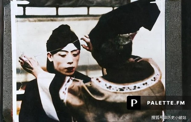 Vào ngày cử hành hôn lễ, tiểu thư danh môn quý tộc thời nhà Thanh sẽ được người lớn trong nhà giúp trang điểm, làm tóc, đeo trang sức...