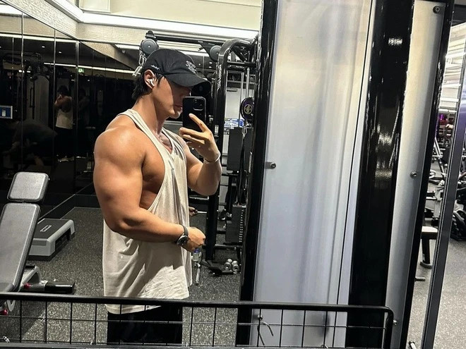 Cuối tháng 5, phi công điển trai khiến nhiều người theo dõi kinh ngạc khi chia sẻ bức ảnh chụp kết quả đo Inbody. Theo đó, Lee có tỷ lệ mỡ cơ thể ấn tượng là 6,2%, thậm chí được "chấm" 104/100 điểm. Ngoài những bình luận ghen tỵ, nhiều dân mạng bày tỏ sự nể phục trước sự nỗ lực của Lee để đạt được thân hình này.