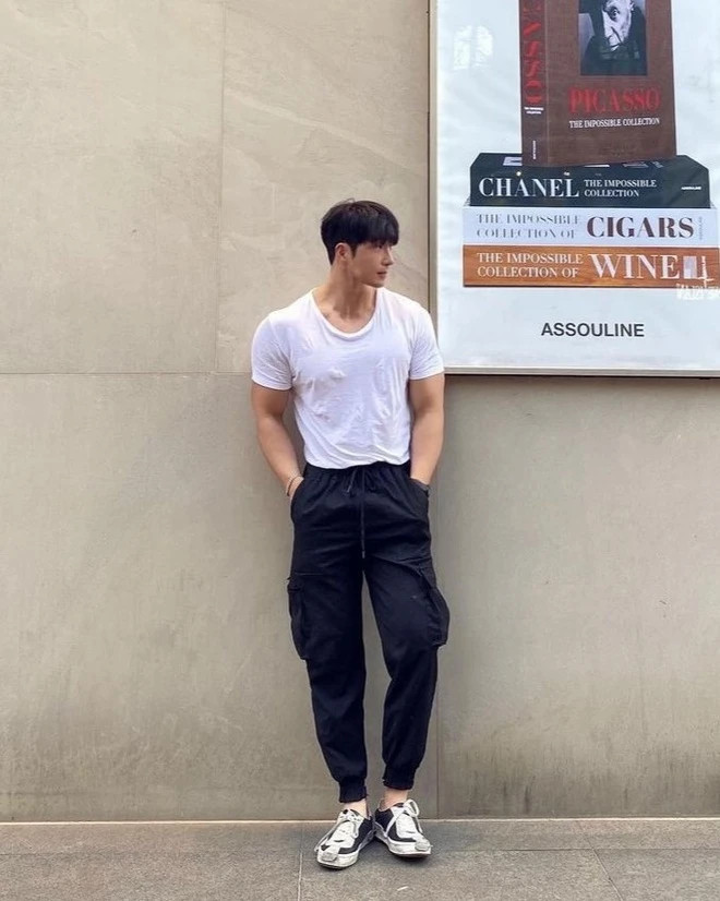 Ngoại hình điển trai, cơ bắp giúp trang cá nhân của Lee thu hút không chỉ những người hâm mộ nữ mà cả nam giới đang tập luyện thể hình. Dưới nhiều bài đăng của anh, không ít dân mạng bình luận rằng sẵn sàng đặt vé máy bay của Korean Air để được gặp nam phi công ngoài đời.