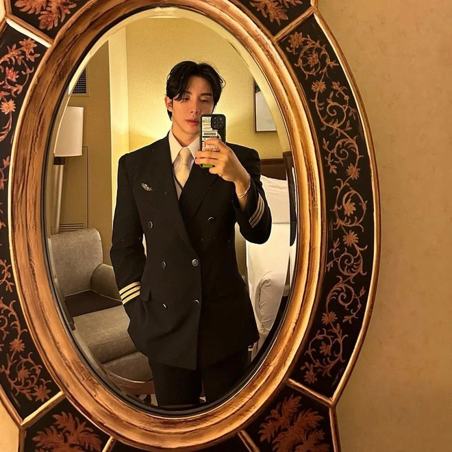 Theo truyền thông xứ kim chi, Lee tốt nghiệp Đại học hàng không Hàn Quốc và mới bắt đầu bay cùng Korean Air gần đây. Ngoài công việc chính, anh còn là vlogger với kênh video chuyên chia sẻ về cuộc sống hàng ngày và mẹo tập luyện thể hình.