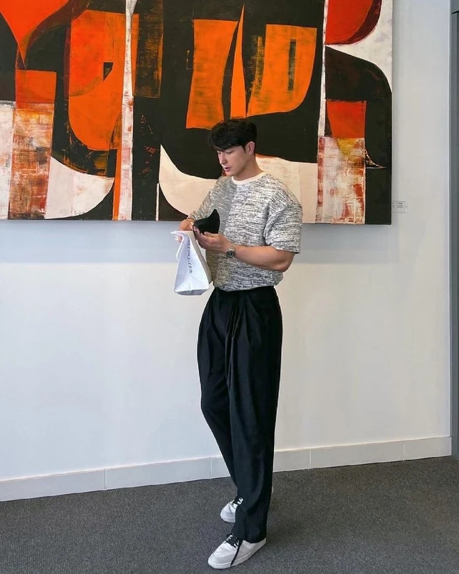 Lợi thế hình thể giúp Lee dễ dàng diện nhiều phong cách, kiểu trang phục. Tuy nhiên, nam phi công thường theo đuổi hình ảnh khỏe khoắn, đơn giản, đôi lúc lịch lãm qua những lần xuất hiện trên mạng xã hội.