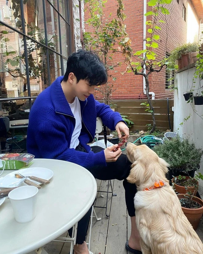 Dù được nhiều người mến mộ, "phi công đẹp trai nhất Hàn Quốc" khá kín tiếng trong chuyện tình cảm. Trang cá nhân của anh chủ yếu cập nhật hình ảnh công việc và tập luyện, chưa công khai có người yêu. Anh cũng thể hiện là người yêu động vật khi sở hữu một chú chó tên Norangrang và thường xuyên chia sẻ các khoảnh khắc chơi đùa cùng thú cưng.