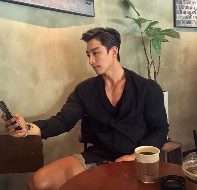 Với chiều cao 1,87 m và nặng 92kg, Lee Sanggil gây ấn tượng với thân hình vạm vỡ, săn chắc. Anh có nhiều năm tập gym và thường xuyên khoe lợi thế hình thể trong các bức ảnh trên trang cá nhân 46.000 người theo dõi.