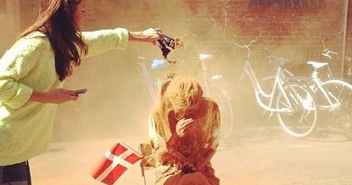 Tại Đan Mạch, những người 25 tuổi chưa kết hôn thì vào dịp sinh nhật sẽ không được thổi nến cắt bánh. Thay vào đó, họ phải đứng im hoặc ngồi trên ghế để bạn bè, họ hàng ném bột quế vào người.