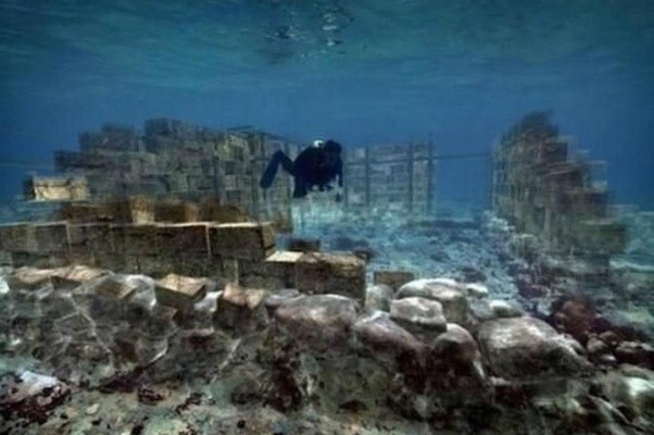 Đến cuối cuộc chiến, một trận động đất mạnh xảy ra ở khu vực dọc theo bờ biển phía tây Hy Lạp khiến một phần thành phố Pheia bị nhấn chìm xuống biển Địa Trung Hải.