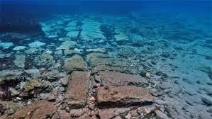 Để khám phá tàn tích của thành phố cổ Olous, du khách có thể tới lặn biển, thám hiểm các công trình còn sót lại. Ngoài ra, mọi người có thể đợi thủy triều xuống thấp, một số tàn tích sẽ lộ ra.