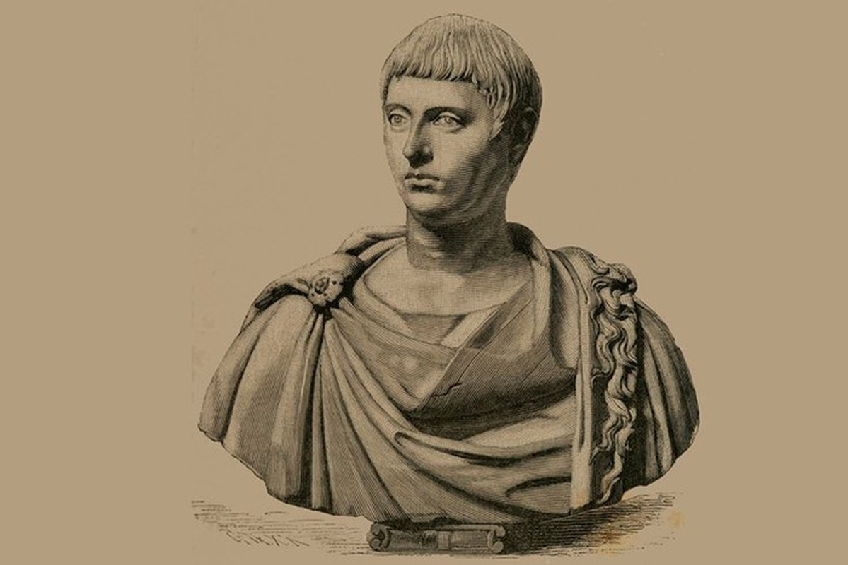 Hoàng đế Elagabalus còn bỏ ra số tiền lớn và huy động nguồn nhân lực khổng lồ để xây dựng ngôi đền thờ thần Elagabal trên đồi Palatine. Sau khi công trình hoàn thành, mỗi ngày, hàng trăm con gia súc sẽ được chuẩn bị để thực hiện nghi lễ hiến tế, dâng lên vị thần này.