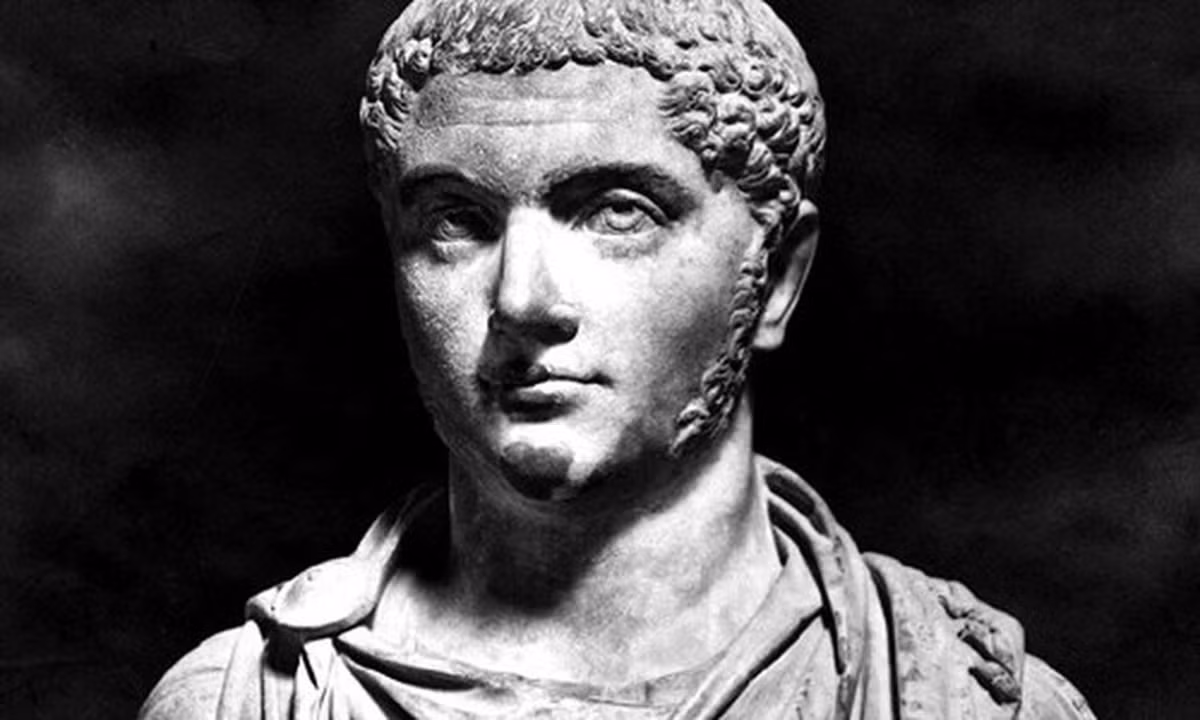 Điển hình là việc Elagabalus phá vỡ nhiều quy tắc tôn giáo, đạo đức và luật pháp của người La Mã được áp dụng trong nhiều thế hệ.