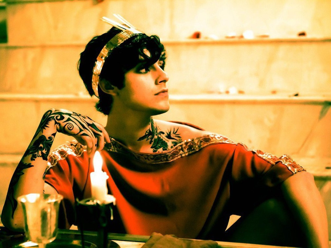 Lợi dụng quyền lực của hoàng đế, Elagabalus có hành động ngang tàn là cướp một trinh nữ Vestal làm vợ. Theo luật lệ của đế chế La Mã, trinh nữ Vestal phải giữ trinh tiết suốt 30 năm. Nếu làm trái lời thề, trinh nữ sẽ bị xử chết và người đàn ông đó cũng khó lòng giữ mạng.