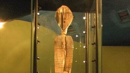 Shigir Idol được biết đến là tác phẩm điêu khắc bằng gỗ lâu đời nhất thế giới. Bức tượng gỗ hơn 12.000 tuổi này được phát hiện bên dưới đầm lầy than bùn ở khu vực Shigir trên dãy Ural, Siberia, Nga năm 1894.