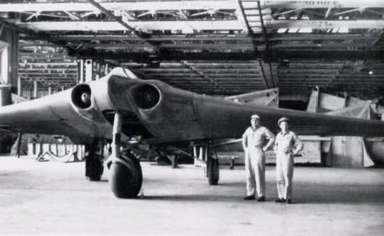 Theo lệnh của Hitler, Tư lệnh không quân Đức Herman Goering yêu cầu các kỹ sư chế tạo một máy bay ném bom có trọng tải trên 1.000 kg, tầm hoạt động hơn 1.000 km với tốc độ 1.000 km/h. Hai anh em phi công Reimar và Walter Horten đã thiết kế ra oanh tạc cơ Horten Ho 2-29 và cho nguyên mẫu đầu tiên bay thử nghiệm vào tháng 3/1944.