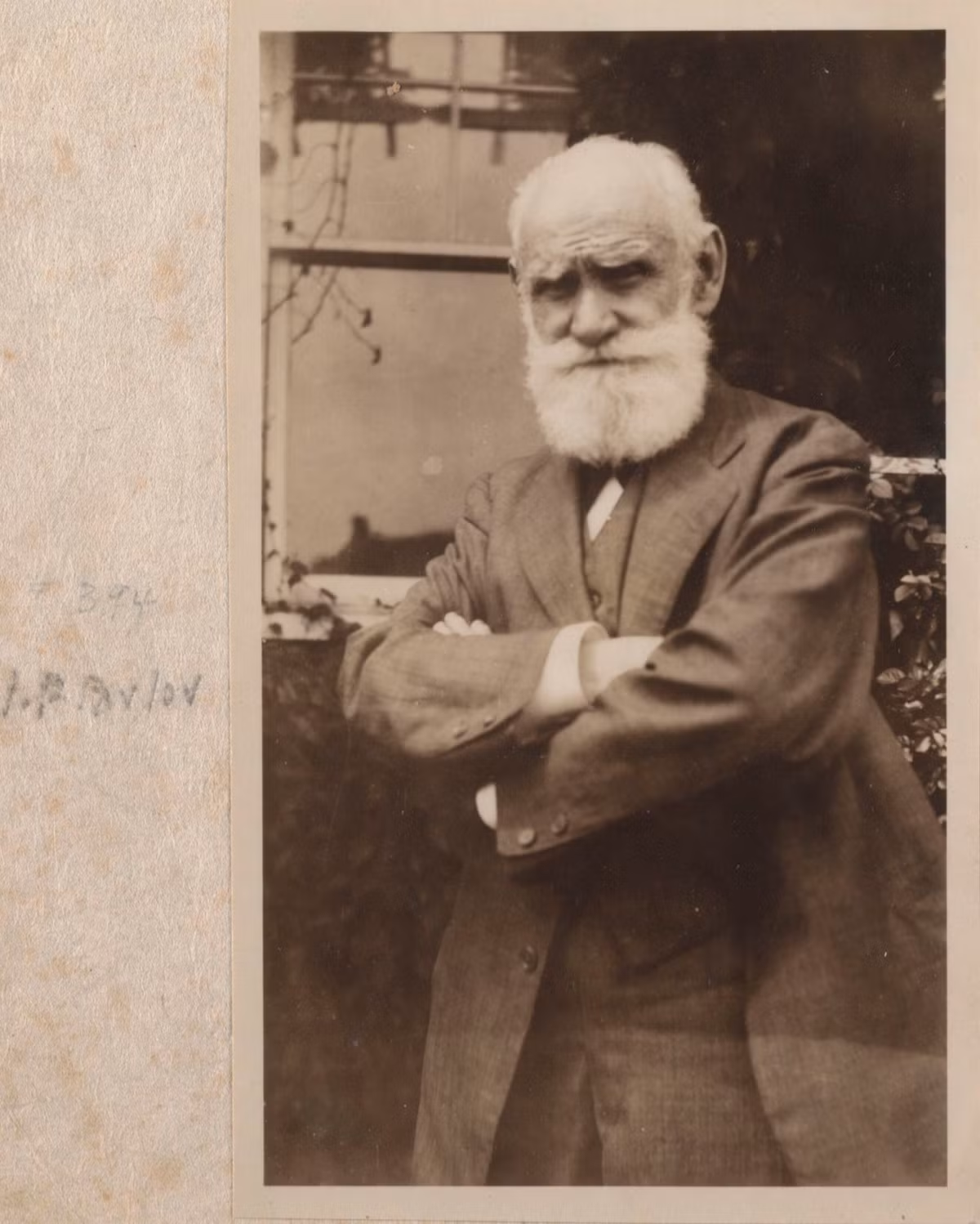 Ông Ivan cho rằng tiếng bước chân báo hiệu cho chú chó biết thức ăn đang được mang tới. Thông qua thần kinh, đại não của chó ra mệnh lệnh làm cho dạ dày tiết ra dịch vị.