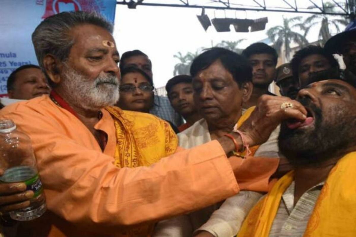 Tại miền Nam Ấn Độ, gia tộc Bathani Goud có phương pháp chữa bệnh hen suyễn độc lạ là cho bệnh nhân nuốt hai con cá sống đã nhúng thuốc. Họ cho hay phương pháp này đã được gia đình lưu truyền qua nhiều thế hệ trong khoảng 160 năm.