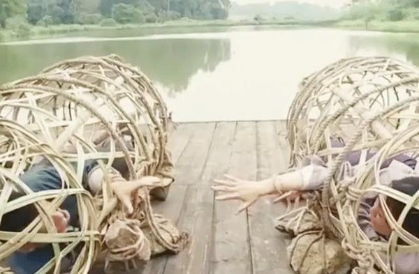 Để đảm bảo phạm nhân không có cơ hội sống sót, người ta đôi khi bỏ thêm những tảng đá nặng vào bên trong lồng heo.