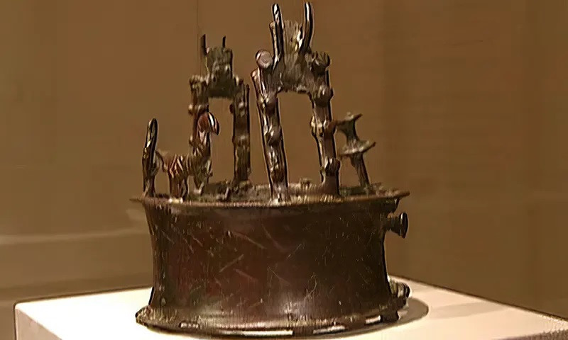 Đây là chiếc vương miện 6.000 năm tuổi nằm trong kho báu giá trị được khai quật trong một hang động ở sa mạc Judean gần Biển Chết vào năm 1961. Hiện vật quý giá này được chế tác từ đồng đen.