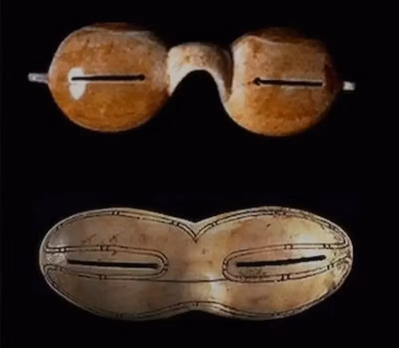 Với niên đại khoảng 2.000 tuổi, đây là những chiếc kính cổ nhất thế giới. Chúng được tổ tiên người Inuit ngày nay tạo ra từ xương, da hoặc gỗ.