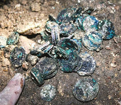 Các khe nứt quá sâu khiến đèn dầu không thể phát ra nhiều ánh sáng. Việc đặt các hộp sọ tại các khe nứt sâu bên trong Te'omim cho thấy mục đích của người xưa khi thực hiện nghi lễ là cố gắng nói chuyện với người chết. Họ tin rằng, người quá cố có khả năng báo trước tương lai.