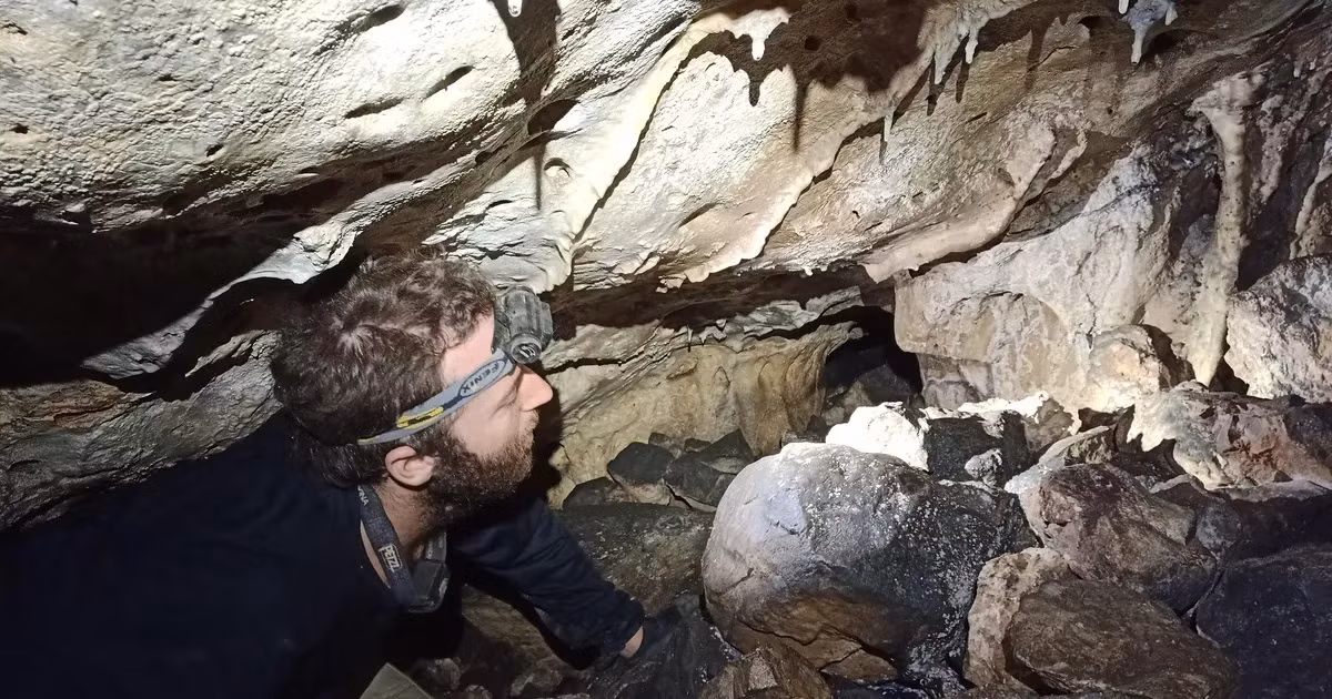 Đèn, sọ người và các mảnh vũ khí được đặt vào những khe nứt trong hang động. Chúng rất khó tiếp cận nên người xưa có thể đã phải dùng gậy để đặt chúng vào những vị trí hiểm hóc đó.