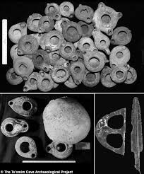 Theo nhóm nghiên cứu, xương người đôi khi được người xưa sử dụng để liên lạc với người đó sau khi chết. Ngọn lửa bập bùng bên trong hang cũng được hiểu là "thông điệp" mà người chết nhắn gửi từ thế giới bên kia.