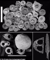 Theo nhóm nghiên cứu, xương người đôi khi được người xưa sử dụng để liên lạc với người đó sau khi chết. Ngọn lửa bập bùng bên trong hang cũng được hiểu là "thông điệp" mà người chết nhắn gửi từ thế giới bên kia.