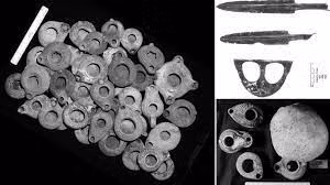 Cư dân sinh sống tại khu vực quanh hang động Te'omim đến từ nhiều nơi thuộc đế chế La Mã như Syria, Anatolia, Ai Cập... Theo đó, họ đã mang theo những quan niệm mới, phong tục mới, thậm chí cả thuật chiêu hồn.