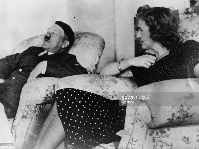 Đến tối 30/4/1945, vợ chồng Hitler tự sát trong hầm ngầm. Trong khi Hitler tự sát bằng súng thì Eva Braun uống thuốc độc tự sát vì không muốn chịu cái chết đau đớn.