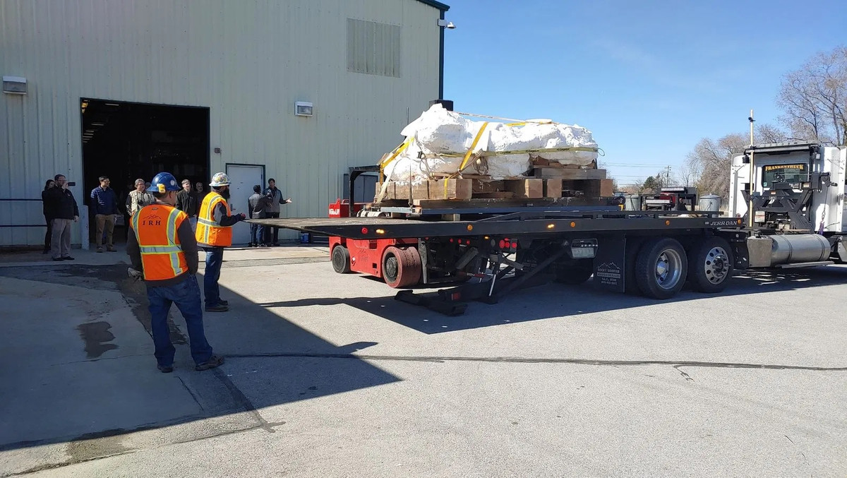 Hậu quả là cả đàn Utahraptors gặp nạn và chết tại vũng cát lún. Sau khoảng 136 triệu năm, vùng cát lún hóa thạch trở thành một khối đá khổng lồ chứa xác của toàn bộ những con vật trên.