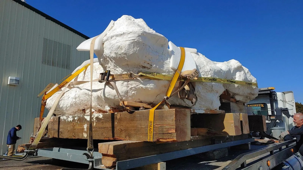 Trong số đó, niên đại của khối đá khủng được các chuyên gia xác định là khoảng 136 triệu năm tuổi.