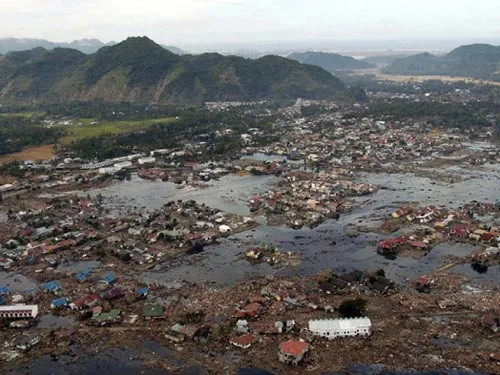 Ngày 26/12/2004, một trận động đất lớn mạnh 9,1 độ richter làm rung chuyển vùng trung tâm ngoài khơi bờ biển Sumatra, Indonesia. Trận động đất này đã dẫn đến một cơn sóng thần mạnh gây thiệt hại nặng nề về người và tài sản.