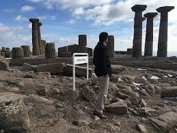 Một giả thuyết cho rằng, sự việc trên xảy ra là trong quan tài đá làm từ đá mắc-ma là do có chứa nhôm. Người xưa có thể đã bỏ thêm nhôm vào bên trong quan tài khi chôn cất người quá cố. Loại vật liệu này có thể đốt cháy da, làm tăng tốc độ phân hủy tử thi.