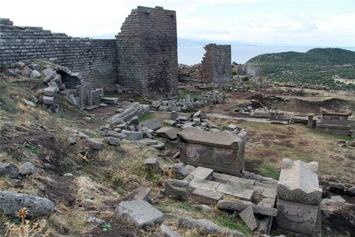 Nhờ khả năng kỳ lạ này, những cỗ quan tài ở nghĩa địa Assos được gọi là σαρκο φαγοσ (sarko fagos) trong tiếng Hy Lạp, có nghĩa là "kẻ ăn thịt".