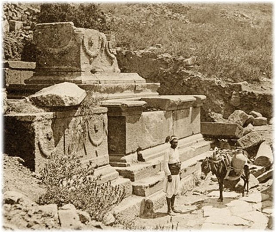 Theo các ghi chép lịch sử, thành phố Assos được thành lập từ khoảng năm 1000 trước Công nguyên đến năm 900 trước Công nguyên bởi những người định cư Aeolian ở Lesbos.