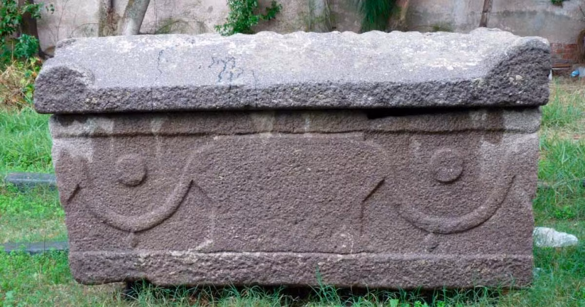 Do đây chỉ là giả thuyết nên các nhà khoa học vẫn nỗ lực nghiên cứu nhằm làm sáng tỏ bí ẩn về những cỗ quan tài "ăn thịt người" này.