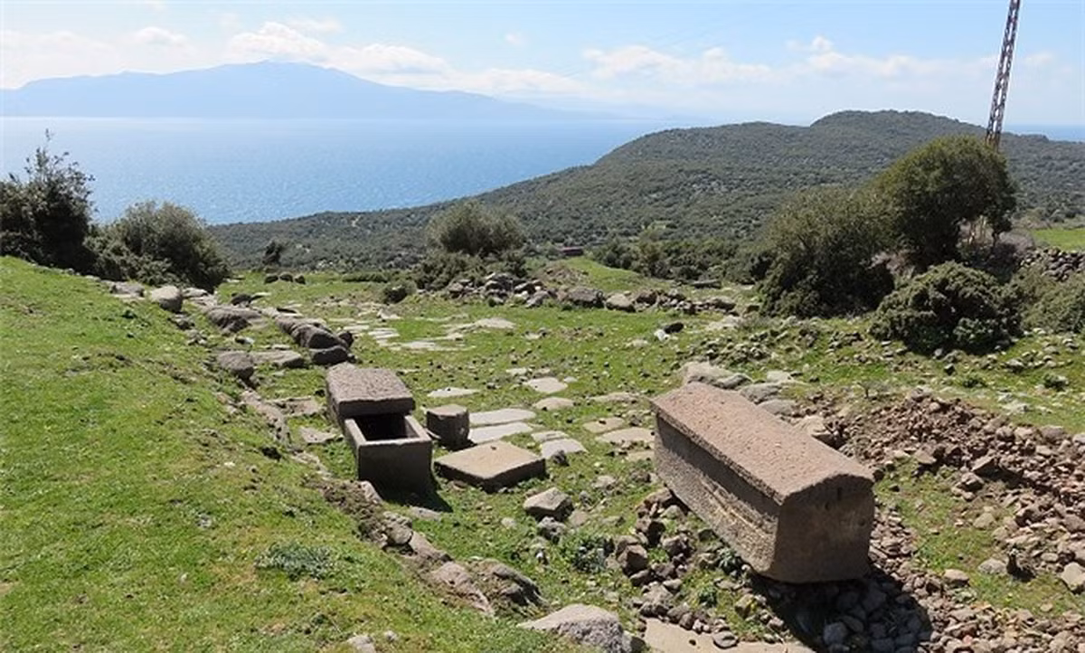 Trong suốt nhiều năm, các chuyên gia, nhà khoa học nỗ lực giải mã vì sao những quan tài đá làm từ đá mắc-ma lại có thể phân hủy hoàn toàn thi thể người quá cố trong thời gian ngắn như vậy.