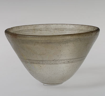 Pliny the Elder - nhà triết học tự nhiên La Mã - cũng nhắc đến câu chuyện về chiếc bình làm từ thủy tinh dẻo. Từ những thông tin này, các chuyên gia nhận định người La Mã đã đi trước thời đại hàng ngàn năm khi tạo ra các sản phẩm từ thủy tinh dẻo.