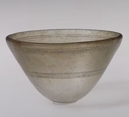 Pliny the Elder - nhà triết học tự nhiên La Mã - cũng nhắc đến câu chuyện về chiếc bình làm từ thủy tinh dẻo. Từ những thông tin này, các chuyên gia nhận định người La Mã đã đi trước thời đại hàng ngàn năm khi tạo ra các sản phẩm từ thủy tinh dẻo.