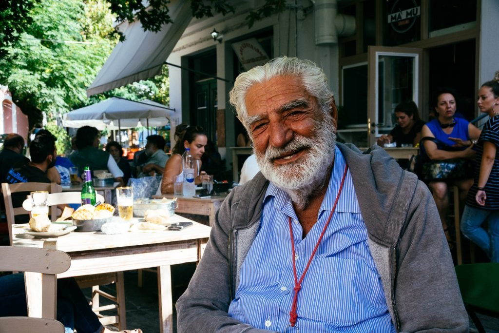 Cá mòi, cá hồi, cá trích, cá hồi... là những món thường xuất hiện trên bàn ăn của người dân đảo Ikaria. Đây là nguồn cung cấp axit béo omega-3, có tác dụng bảo vệ tim mạch. Axit béo omega-3 giúp ích rất lớn cho hệ thần kinh hoạt động và phát triển, ngăn ngừa chứng mất trí.