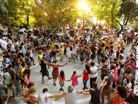 Bên cạnh chế độ ăn uống, người dân Ikaria sống thọ nhờ thường xuyên vận động, đi bộ hàng ngày, luôn sống lạc quan... Những điều này góp phần giúp họ sống lâu và khỏe mạnh.