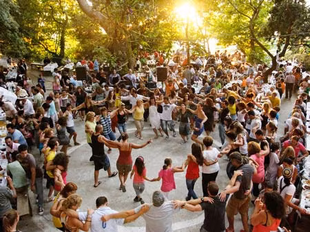 Bên cạnh chế độ ăn uống, người dân Ikaria sống thọ nhờ thường xuyên vận động, đi bộ hàng ngày, luôn sống lạc quan... Những điều này góp phần giúp họ sống lâu và khỏe mạnh.