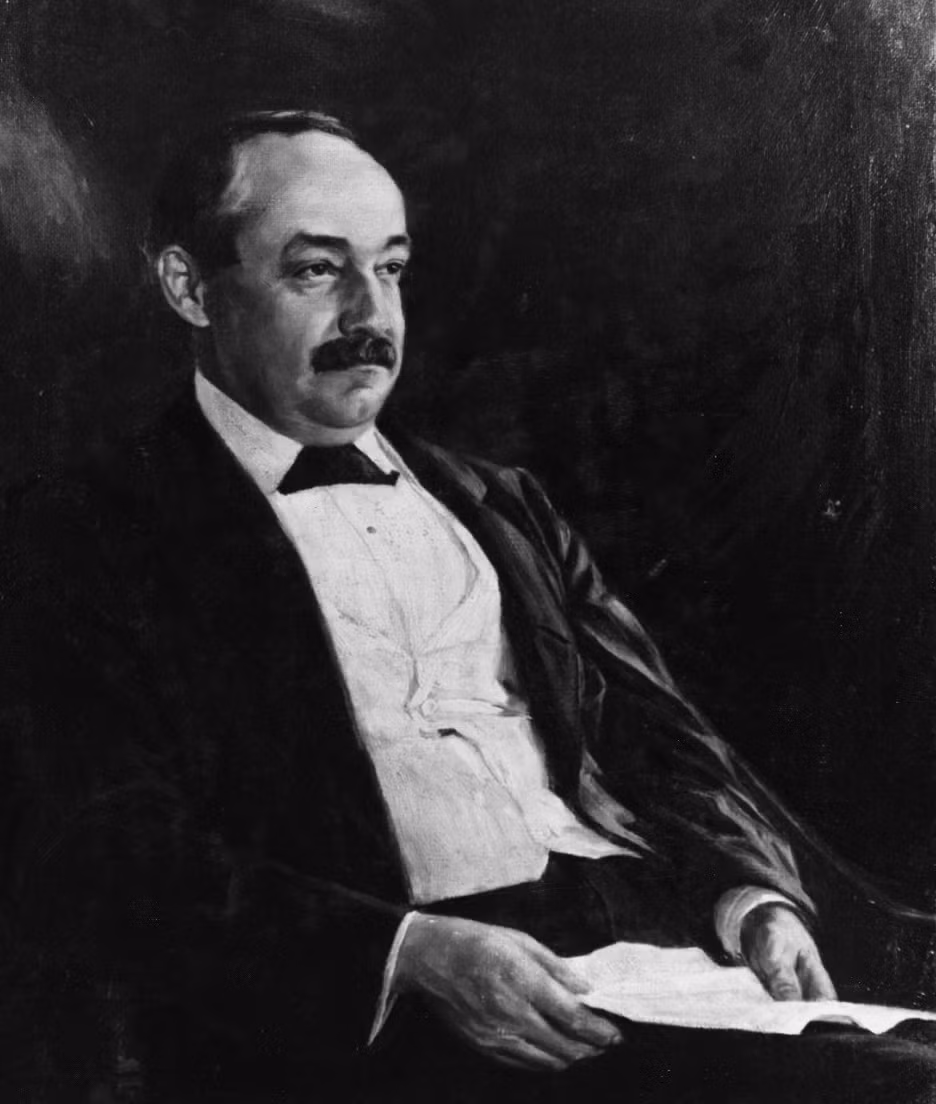 Chào đời ở Baltimore, Maryland, Charles Joseph Bonaparte (1851 - 1921) là cháu trai của Jérôme Bonaparte - em trai út của hoàng đế Napoleon. Ông là cựu sinh viên Đại học Harvard danh tiếng, từng giữ các chức vụ quan trọng trong chính quyền bao gồm: Bộ trưởng Hải quân Hoa Kỳ, Bộ trưởng Bộ Tư pháp Hoa Kỳ.