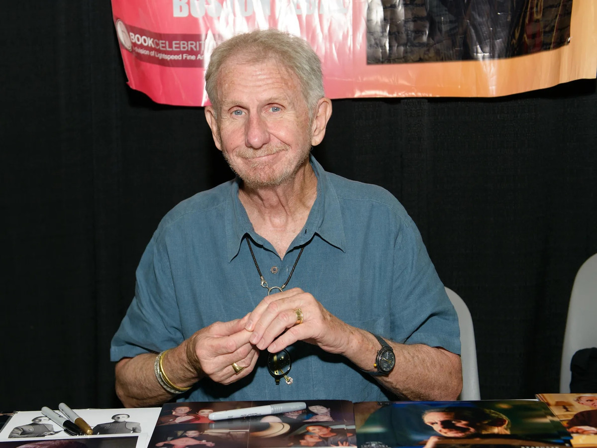 Nam diễn viên René Auberjonois được nhiều người biết đến là hậu duệ của Caroline Bonaparte - em gái nhà vua Napoleon. Cha của René là Joachim Murat - một chỉ huy kỵ binh trong các cuộc chiến của hoàng đế Napoleon. Về sau, ông Murat trở thành vua xứ Napoli.