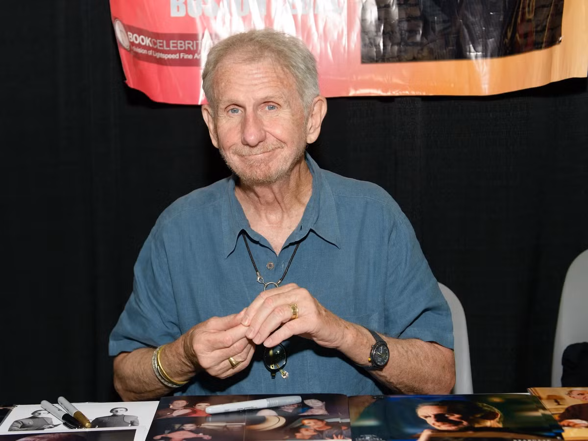 Nam diễn viên René Auberjonois được nhiều người biết đến là hậu duệ của Caroline Bonaparte - em gái nhà vua Napoleon. Cha của René là Joachim Murat - một chỉ huy kỵ binh trong các cuộc chiến của hoàng đế Napoleon. Về sau, ông Murat trở thành vua xứ Napoli.