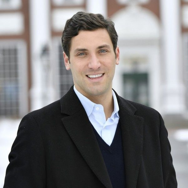 Hoàng tử Jean-Christophe là cháu 7 đời của hoàng đế Napoleon. Vị hoàng tử này không chỉ gây ấn tượng với vẻ ngoài điển trai mà còn bởi loạt hành tích ấn tượng.