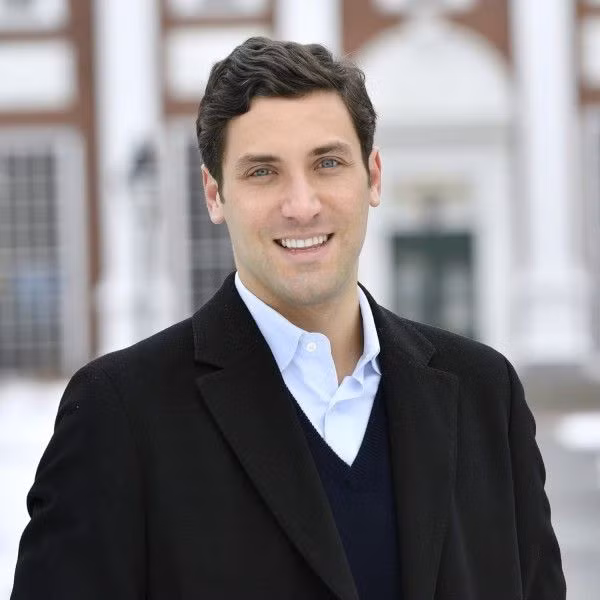 Hoàng tử Jean-Christophe là cháu 7 đời của hoàng đế Napoleon. Vị hoàng tử này không chỉ gây ấn tượng với vẻ ngoài điển trai mà còn bởi loạt hành tích ấn tượng.