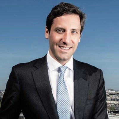 Trước đó, hoàng tử Jean-Christophe theo học tại Lycée Saint Dominique ở Neuilly-sur-Seine từ năm 2001 - 2004, lấy bằng tốt nghiệp và bằng danh dự về khoa học và toán học. Từ năm 2004 -2006, anh học kinh tế và toán học tại Học viện Privé de Préparation aux Études Supérieures (IPESUP) ở Paris. Sau đó, anh trúng tuyển tại Trường Quản lý HEC ở Paris, tốt nghiệp năm 2011 với bằng Thạc sĩ quản lý.