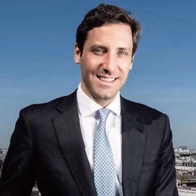 Trước đó, hoàng tử Jean-Christophe theo học tại Lycée Saint Dominique ở Neuilly-sur-Seine từ năm 2001 - 2004, lấy bằng tốt nghiệp và bằng danh dự về khoa học và toán học. Từ năm 2004 -2006, anh học kinh tế và toán học tại Học viện Privé de Préparation aux Études Supérieures (IPESUP) ở Paris. Sau đó, anh trúng tuyển tại Trường Quản lý HEC ở Paris, tốt nghiệp năm 2011 với bằng Thạc sĩ quản lý.