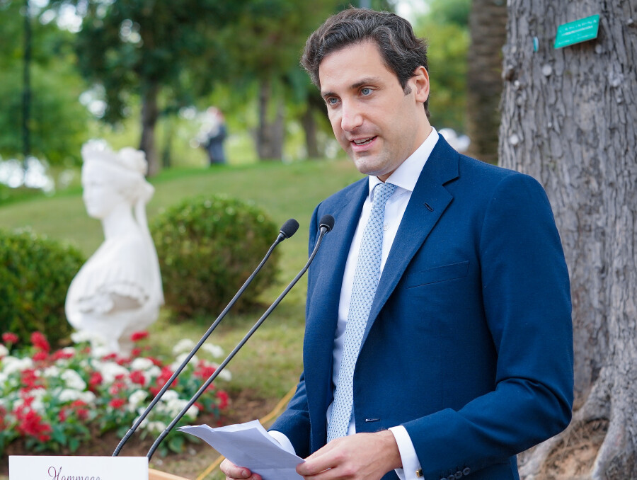 Trong đó, hoàng tử Jean-Christophe thông thạo 3 thứ tiếng là Pháp, Anh và Tây Ban Nha. Anh hoàn thành khóa học MBA ở Đại học Harvard tháng 5/2017.