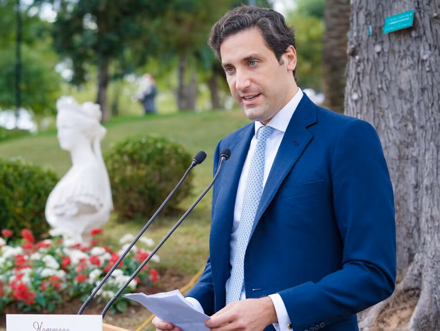 Trong đó, hoàng tử Jean-Christophe thông thạo 3 thứ tiếng là Pháp, Anh và Tây Ban Nha. Anh hoàn thành khóa học MBA ở Đại học Harvard tháng 5/2017.