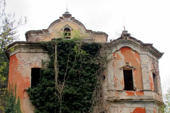 Một số người dân kể rằng đã nghe thấy tiếng đàn piano phát ra từ dinh thự Villa De Vecchi vào ban đêm. Thậm chí, một vài tin đồn cho rằng đó nơi các phù thủy tụ tập, hồn ma lui tới...